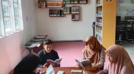 Foto : Penulis Membaca di Perpustakaan IAIDU Asahan Kisaran