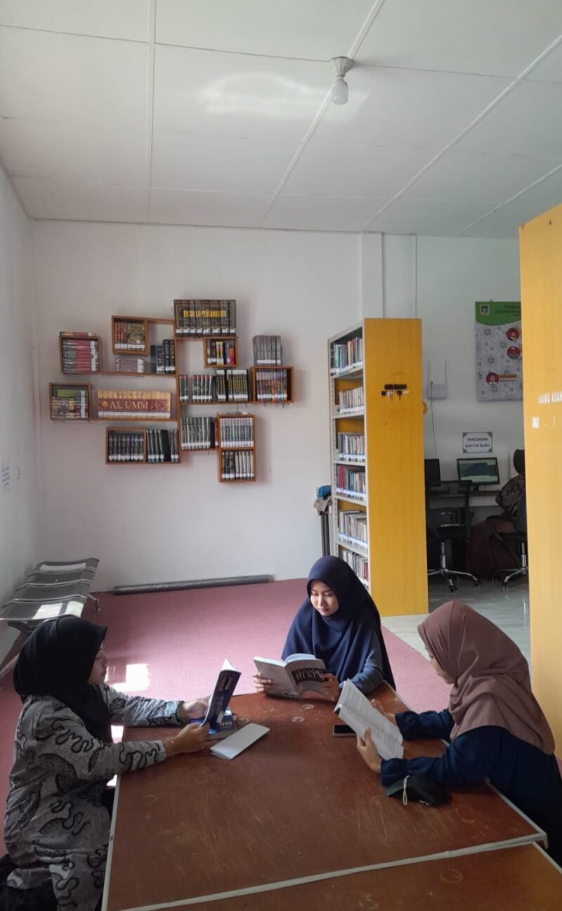 Foto Penulis di Perpustakaan IAIDU Asahan