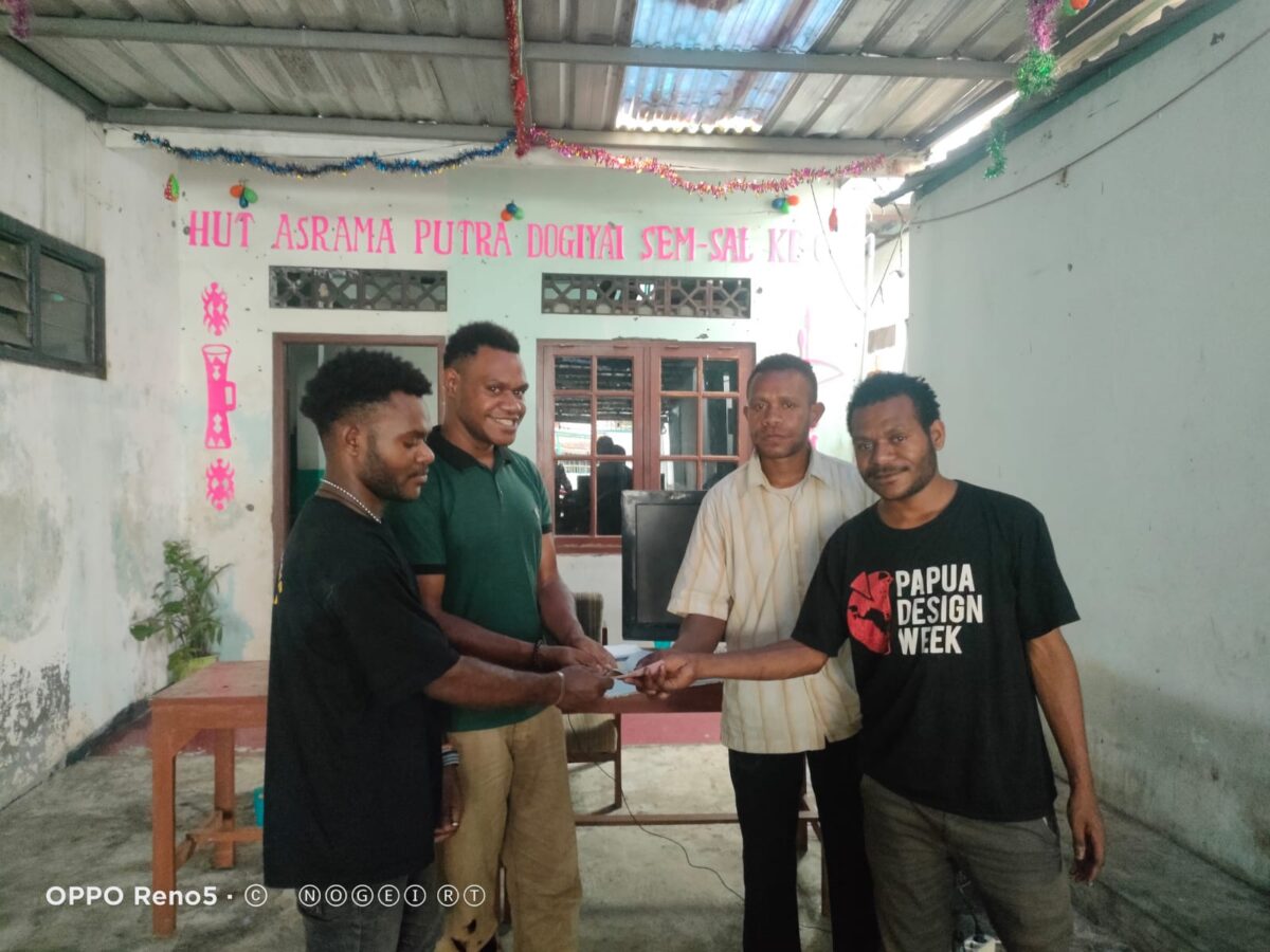 Foto saat serah terima jabatan dan penyerahan SKnya di halaman Asdo 