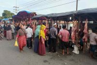 Terlihat suasana hari meugang di Aceh, masyarakat bersama keluarganya membeli daging 