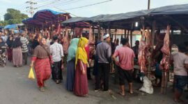 Terlihat suasana hari meugang di Aceh, masyarakat bersama keluarganya membeli daging 
