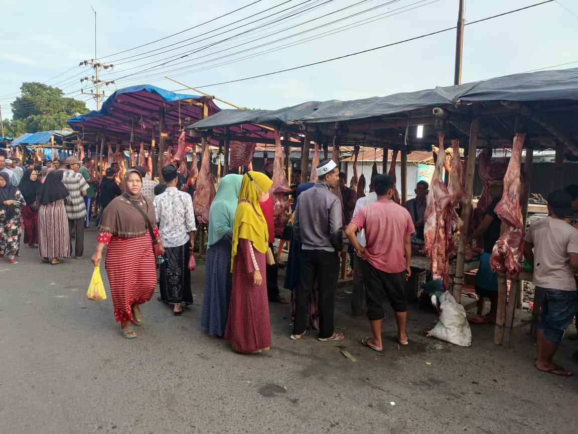 Terlihat suasana hari meugang di Aceh, masyarakat bersama keluarganya membeli daging 