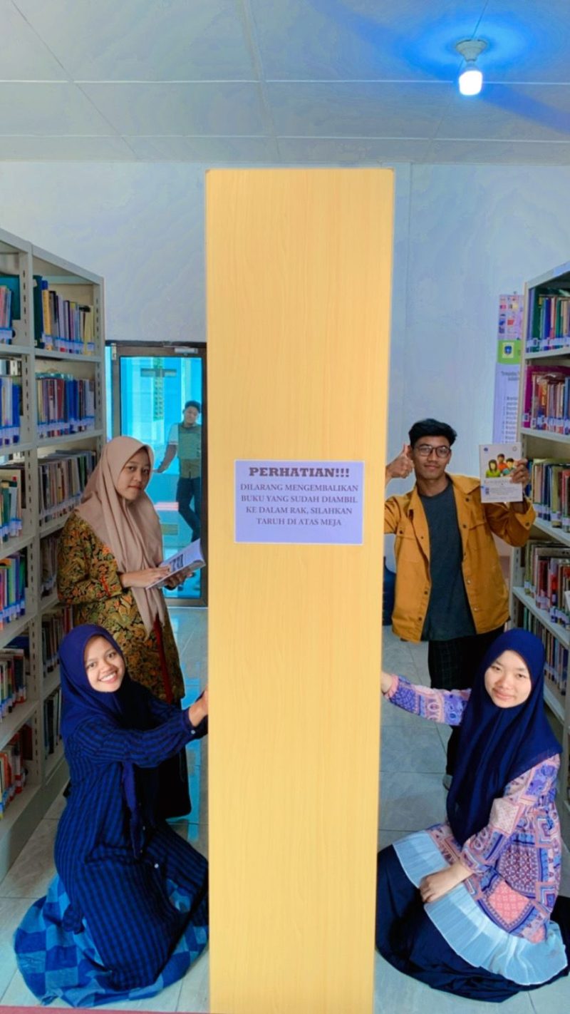 Foto :Penulis Esensi Filsafat Pendidikan Islam di Perpustakaan IAIDU Asahan