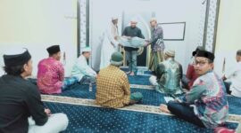 foto : Pemberian Kursi Lipat dari Kunjungan Tim Syafari Ramadhan DP. MUI Kab.Asahan di Musholla rabiyatul Adawiyah Tahun 1444 H.