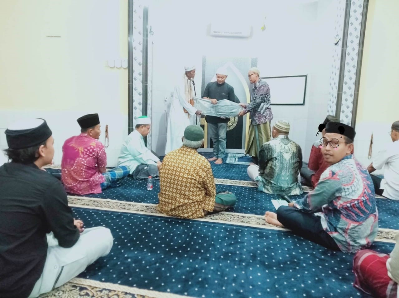 foto : Pemberian Kursi Lipat dari Kunjungan Tim Syafari Ramadhan DP. MUI Kab.Asahan di Musholla rabiyatul Adawiyah Tahun 1444 H.