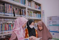 Penulis Reward dan Funishment Dalam Persfektif Filsafat Pendidikan Islam. Rizka Hafidzah Ashry, Jelita Mayang Sari, Aura Inayah, Maitamah, di-Perpustakaan IAIDU Asahan Sedang Membaca.