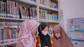 Penulis Reward dan Funishment Dalam Persfektif Filsafat Pendidikan Islam. Rizka Hafidzah Ashry, Jelita Mayang Sari, Aura Inayah, Maitamah, di-Perpustakaan IAIDU Asahan Sedang Membaca.