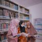 Penulis Reward dan Funishment Dalam Persfektif Filsafat Pendidikan Islam. Rizka Hafidzah Ashry, Jelita Mayang Sari, Aura Inayah, Maitamah, di-Perpustakaan IAIDU Asahan Sedang Membaca.
