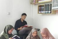 Foto Penulis Tujuan dan Asas-asas Pendidikan Islam. Mutiah,Bimbi Ratiawati, Indah Sari, Viki Febriantoro di Perpustakaan IAIDU Asahan sedang Diskusi dan Baca Buku.