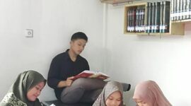 Foto Penulis Tujuan dan Asas-asas Pendidikan Islam. Mutiah,Bimbi Ratiawati, Indah Sari, Viki Febriantoro di Perpustakaan IAIDU Asahan sedang Diskusi dan Baca Buku.