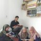 Foto Penulis Tujuan dan Asas-asas Pendidikan Islam. Mutiah,Bimbi Ratiawati, Indah Sari, Viki Febriantoro di Perpustakaan IAIDU Asahan sedang Diskusi dan Baca Buku.