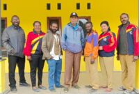 Pastor Yustinus Rahangiar, Pr. (Tengah) foto bersama rekan guru SMP YPPK St.Fransiskus Asisi Bilogai sebelum perpisahan/foto:Adol