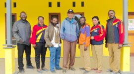 Pastor Yustinus Rahangiar, Pr. (Tengah) foto bersama rekan guru SMP YPPK St.Fransiskus Asisi Bilogai sebelum perpisahan/foto:Adol