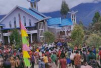 Suasana Umat setelah perayaan misa Jumad Agung di gereja St.Micahel Bilogai, Intan Jaya, Papua Tengah
