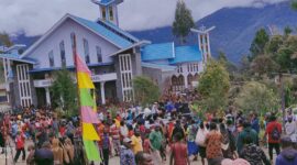 Suasana Umat setelah perayaan misa Jumad Agung di gereja St.Micahel Bilogai, Intan Jaya, Papua Tengah