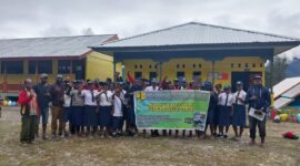 Siswa/i SMP YPPK St.Fransiskus Asisi Bilogai foto bersama tim usai sosialisasi