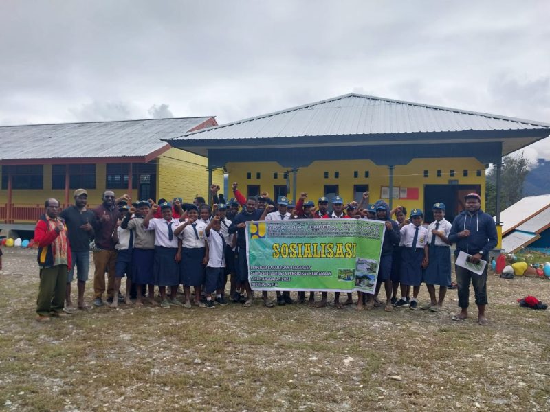 Siswa/i SMP YPPK St.Fransiskus Asisi Bilogai foto bersama tim usai sosialisasi