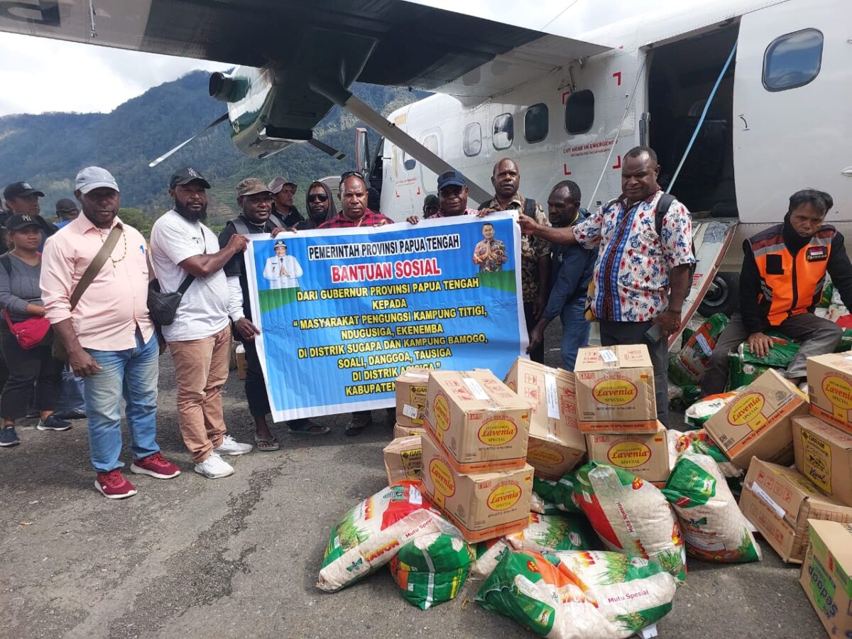 Plt.Kepala dinas Sosial provinsi Papua Tengah, Nenu Tabuni, S.Sos foto bersama tim penangganan konflik setelah tiba di bandara Bilogai,Rabu,(19/04/2023)