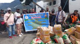 Plt.Kepala dinas Sosial provinsi Papua Tengah, Nenu Tabuni, S.Sos foto bersama tim penangganan konflik setelah tiba di bandara Bilogai,Rabu,(19/04/2023)
