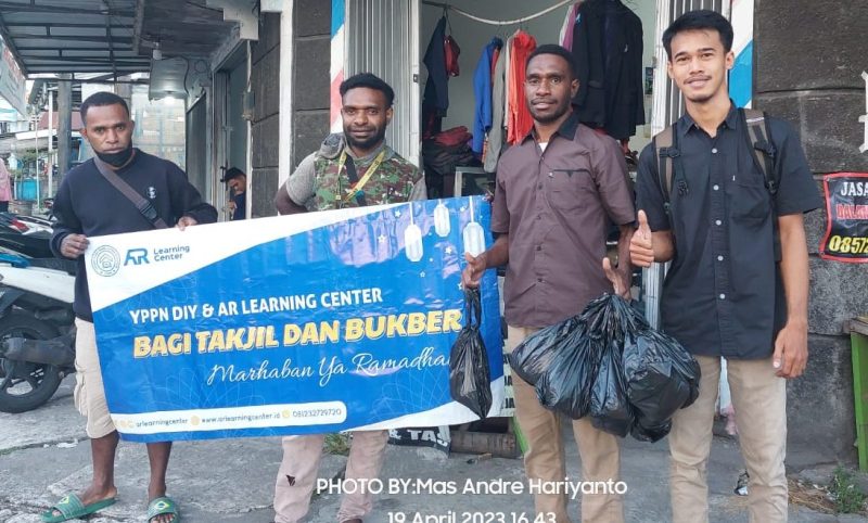 Jelang Akhir Ramadan, Yayasan AR Learning Center Bagi Takjil dan Bingkisan Lebaran. Foto: Mas Andre Hariyanto (SUARA UTAMA)