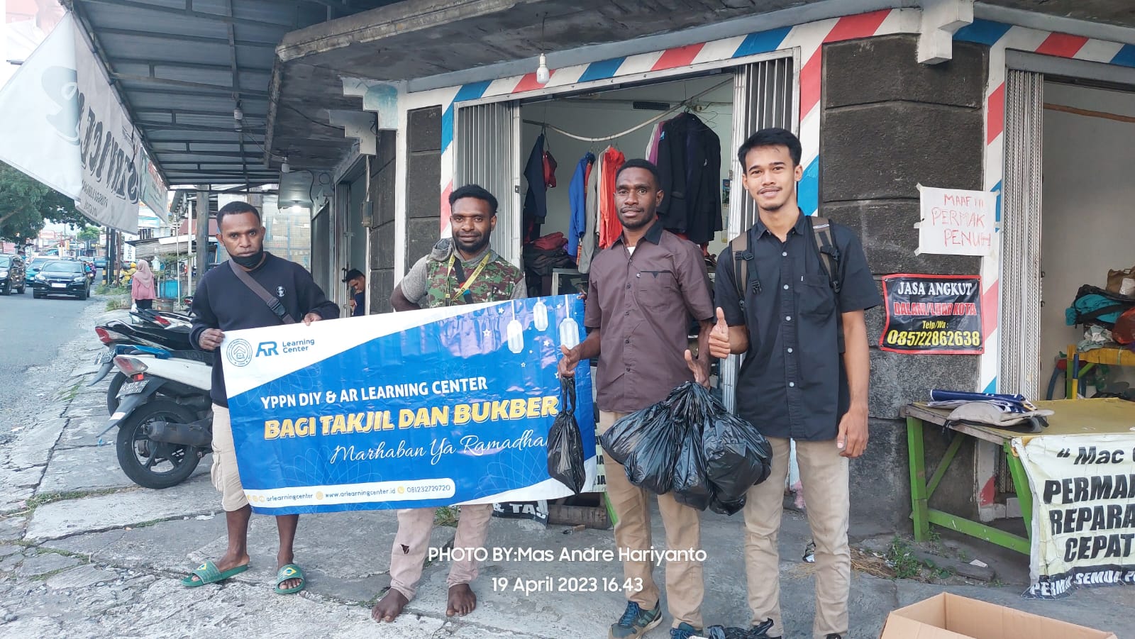 Sebelum bagi baksos ke di tengah jalan mampu merah besar