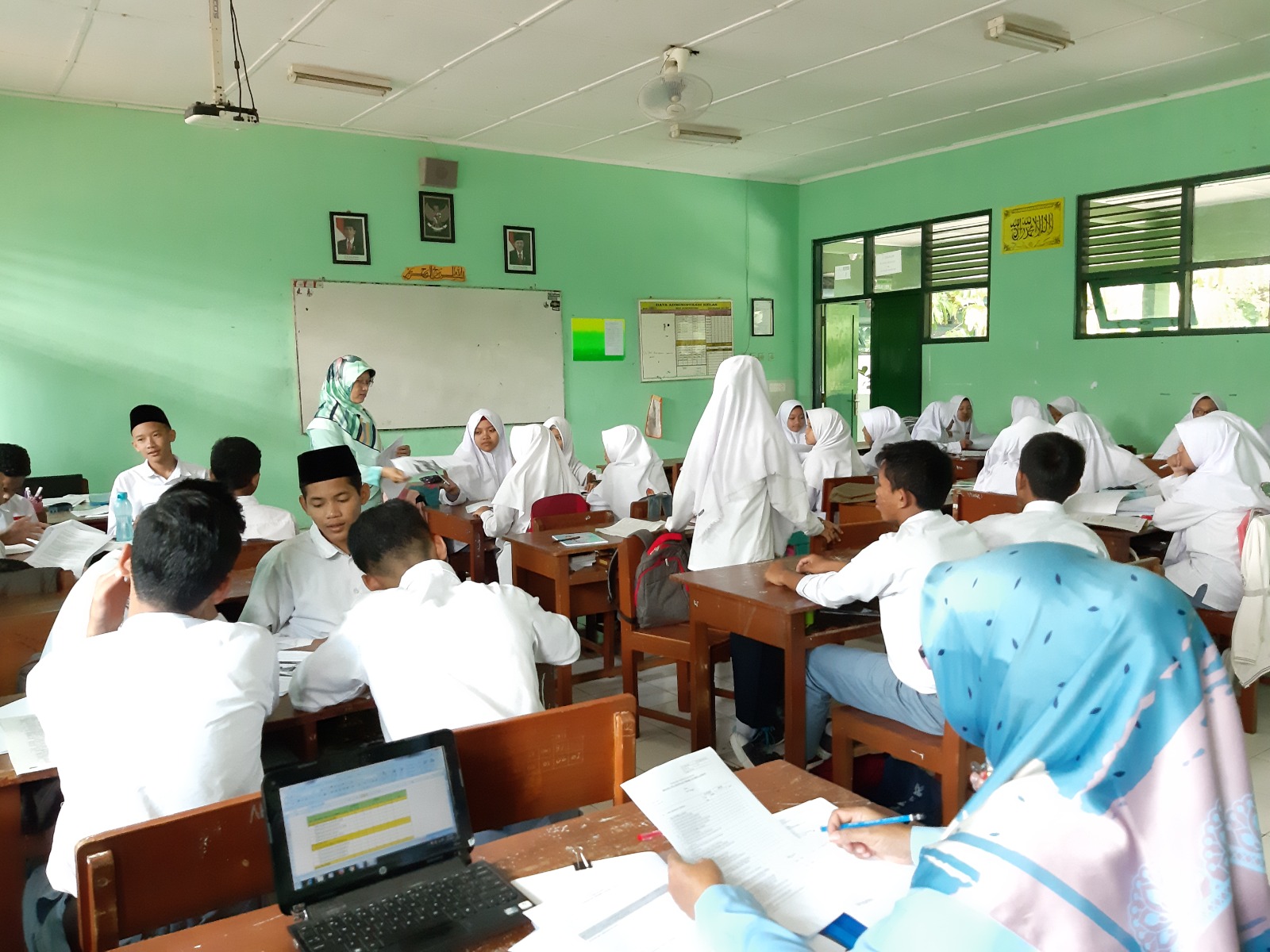 Suasana kegiatan belajar mengajar di kelas