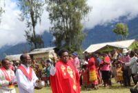 _P.Yanuarius Yance, W.Yogi, Pr. didampingi para pewarta dan akolik memberkati dedaunan pada perayaan Minggu Palma pada Minggu, (02/04) di lapangan sepak bola Bilogai,Intan Jaya_/foto: Fergi