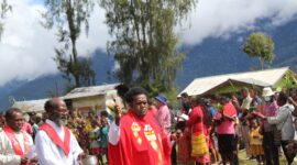 _P.Yanuarius Yance, W.Yogi, Pr. didampingi para pewarta dan akolik memberkati dedaunan pada perayaan Minggu Palma pada Minggu, (02/04) di lapangan sepak bola Bilogai,Intan Jaya_/foto: Fergi