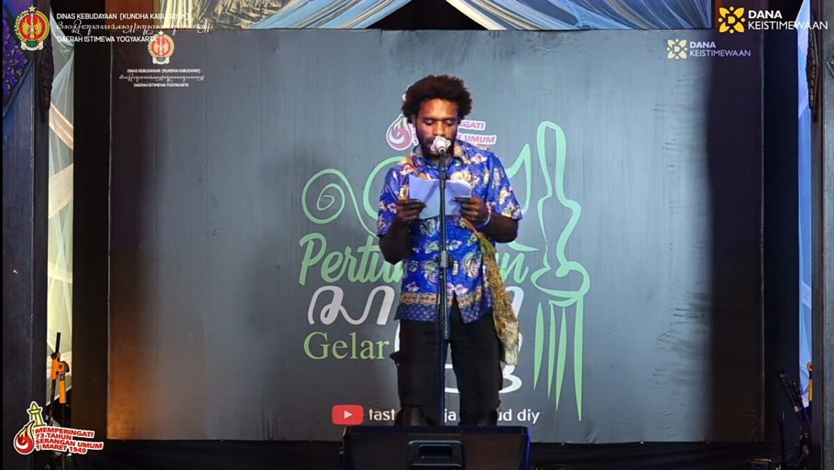 Ilustrasi foto saat baca puisi di panggung seragam sastra Indonesia di kebun tembing jogja