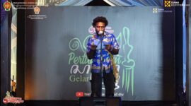 Ilustrasi foto saat baca puisi di panggung seragam sastra Indonesia di kebun tembing jogja