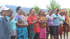 Mewakili wanita Perkawan SE kabupaten Intan Jaya,Ibu Dorci Wandagau menyampaikan aspirasi ke Pansel tingkat Kabupaten pada,Rabu,(27/04/2023) di sekertariat pendaftaran calon MRP/foto:fergi