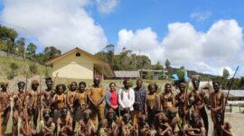 Foto guru bersama siswa/i kelas IX SMP usai melaksanakan pentas budaya lokal pada Jumad,(28/04/2023) di halaman    sekolah/doc.smp