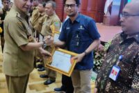 Maimun, Sekper PT. PIM, Aceh, Menerima Penghargaan Anugerah Inovasi Sosial Aceh (Prof. A. Madjid Ibrahim, AMI ke 9) oleh Pj. Gubernur Aceh, Achmad Marzuki, di Anjong Mon Mata, Banda Aceh (11/04/2023)