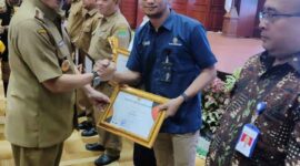 Maimun, Sekper PT. PIM, Aceh, Menerima Penghargaan Anugerah Inovasi Sosial Aceh (Prof. A. Madjid Ibrahim, AMI ke 9) oleh Pj. Gubernur Aceh, Achmad Marzuki, di Anjong Mon Mata, Banda Aceh (11/04/2023)