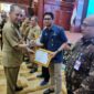 Maimun, Sekper PT. PIM, Aceh, Menerima Penghargaan Anugerah Inovasi Sosial Aceh (Prof. A. Madjid Ibrahim, AMI ke 9) oleh Pj. Gubernur Aceh, Achmad Marzuki, di Anjong Mon Mata, Banda Aceh (11/04/2023)