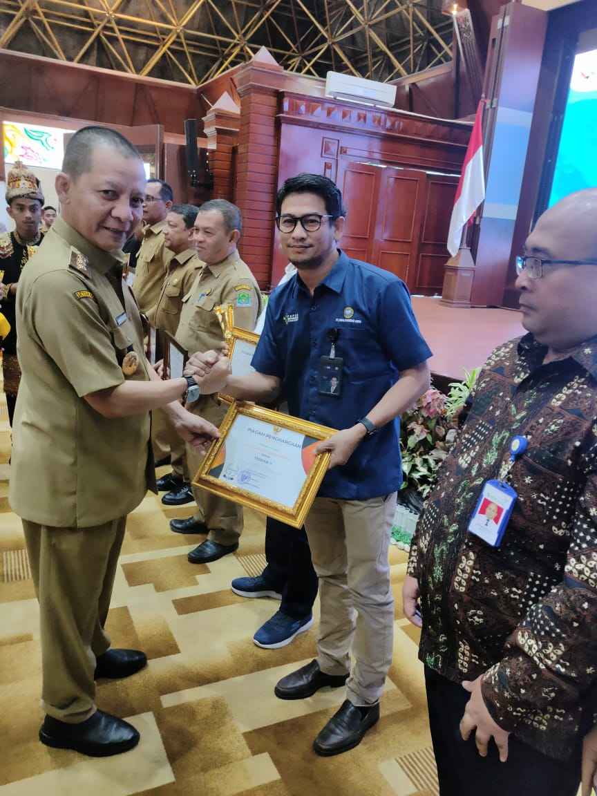 Maimun, Sekper PT. PIM, Aceh, Menerima Penghargaan Anugerah Inovasi Sosial Aceh (Prof. A. Madjid Ibrahim, AMI ke 9) oleh Pj. Gubernur Aceh, Achmad Marzuki, di Anjong Mon Mata, Banda Aceh (11/04/2023)