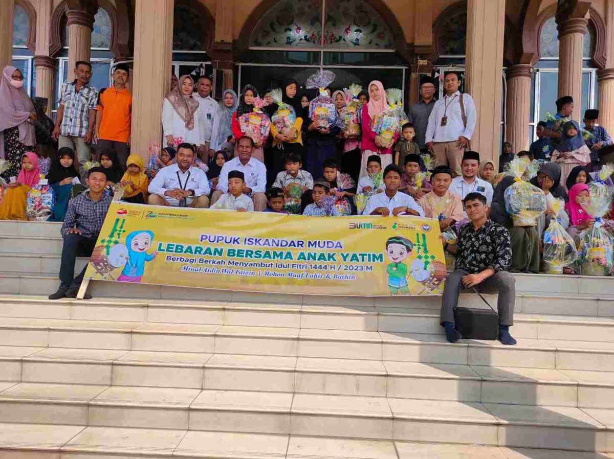 Suasana bahagia anak yatim setelah menerian santunan dan paket parcel lebaran di pelataran Meunasah Tambon Baroh, Kec. Dewantara, Aceh Utara (12/04/2023)