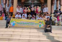 Suasana bahagia anak yatim setelah menerian santunan dan paket parcel lebaran di pelataran Meunasah Tambon Baroh, Kec. Dewantara, Aceh Utara (12/04/2023)