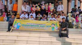 Suasana bahagia anak yatim setelah menerian santunan dan paket parcel lebaran di pelataran Meunasah Tambon Baroh, Kec. Dewantara, Aceh Utara (12/04/2023)