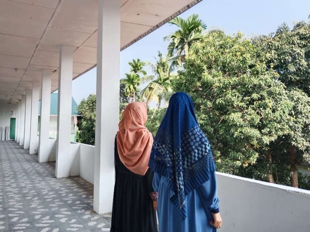Foto : Penulis Sedang di Kampus dalam Merenungi Eksistensi Perguruan Tinggi Islam di Indonesia Terkhusus IAIDU Asahan Kisaran, Wei Indah Jawharah, Zaitun Husseina Nasution, Suhardi