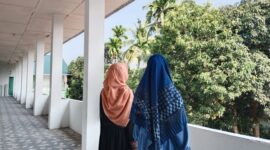Foto : Penulis Sedang di Kampus dalam Merenungi Eksistensi Perguruan Tinggi Islam di Indonesia Terkhusus IAIDU Asahan Kisaran, Wei Indah Jawharah, Zaitun Husseina Nasution, Suhardi