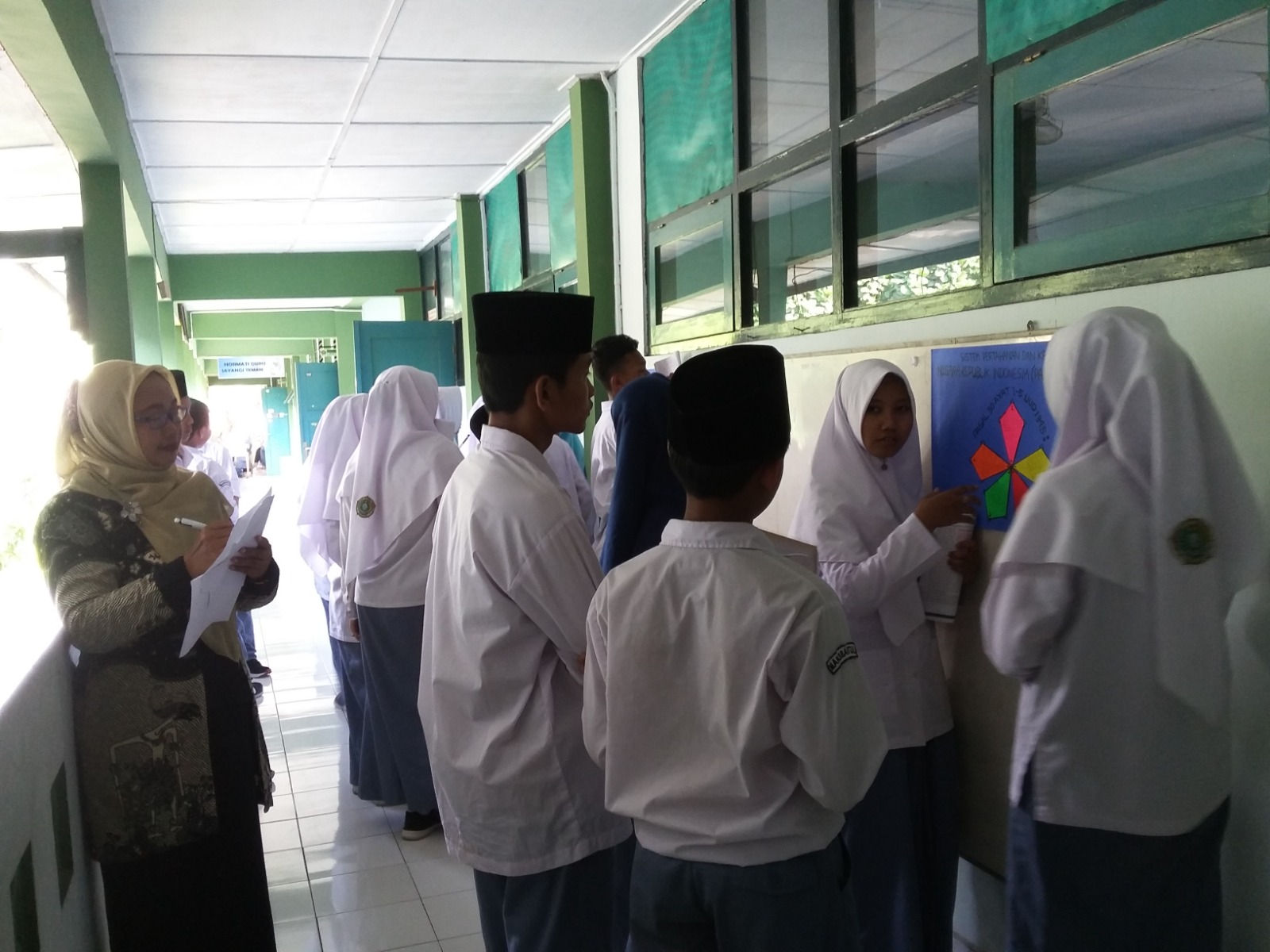 Pendidikan di lingkungan madrasah/ sekolah