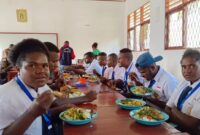 Suasana makan bersama siswa/i bersama rekan guru dan Penggurus YPPK di ruangan sekolah usai mengakhiri UAS pada,Sabtu, (13/05/2023) /foto:ist