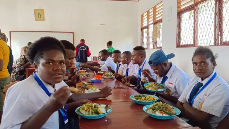 Suasana makan bersama siswa/i bersama rekan guru dan Penggurus YPPK di ruangan sekolah usai mengakhiri UAS pada,Sabtu, (13/05/2023) /foto:ist