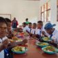 Suasana makan bersama siswa/i bersama rekan guru dan Penggurus YPPK di ruangan sekolah usai mengakhiri UAS pada,Sabtu, (13/05/2023) /foto:ist