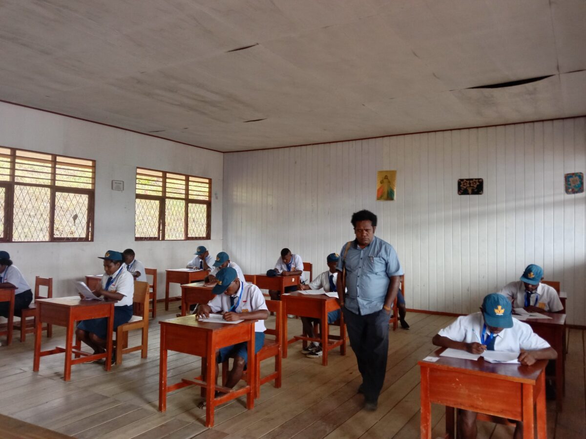 Ketua PSW YPPK Kabupaten Intan Jaya, Pastor Yanuarius Yance,W.Yogi,Pr. memantau suasana UAS siswa di ruang II SMP YPPK St.Fransiskus Asisi Bilogai pada,Senin,(08/05/2023)/foto:ist
