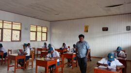 Ketua PSW YPPK Kabupaten Intan Jaya, Pastor Yanuarius Yance,W.Yogi,Pr. memantau suasana UAS siswa di ruang II SMP YPPK St.Fransiskus Asisi Bilogai pada,Senin,(08/05/2023)/foto:ist