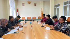 LS VINUS Bekasi Raya (Kanan) Sedang Menemui Bawaslu Kabupaten Bekasi