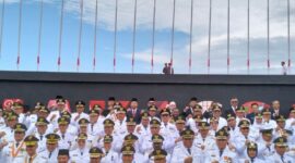 Pj Bupati Intan Jaya Apolos Bagau, ST bersama para Gubernur, Bupati dan Walikota se-Indonesia berfoto bersama Menteri Dalam Negeri, Tito Karnavian saat Peringatan Hari Otonomi Daerah (Otda) Ke-27 di Makassar, Sulawesi Selatan, Sabtu (29/4)/foto.ist