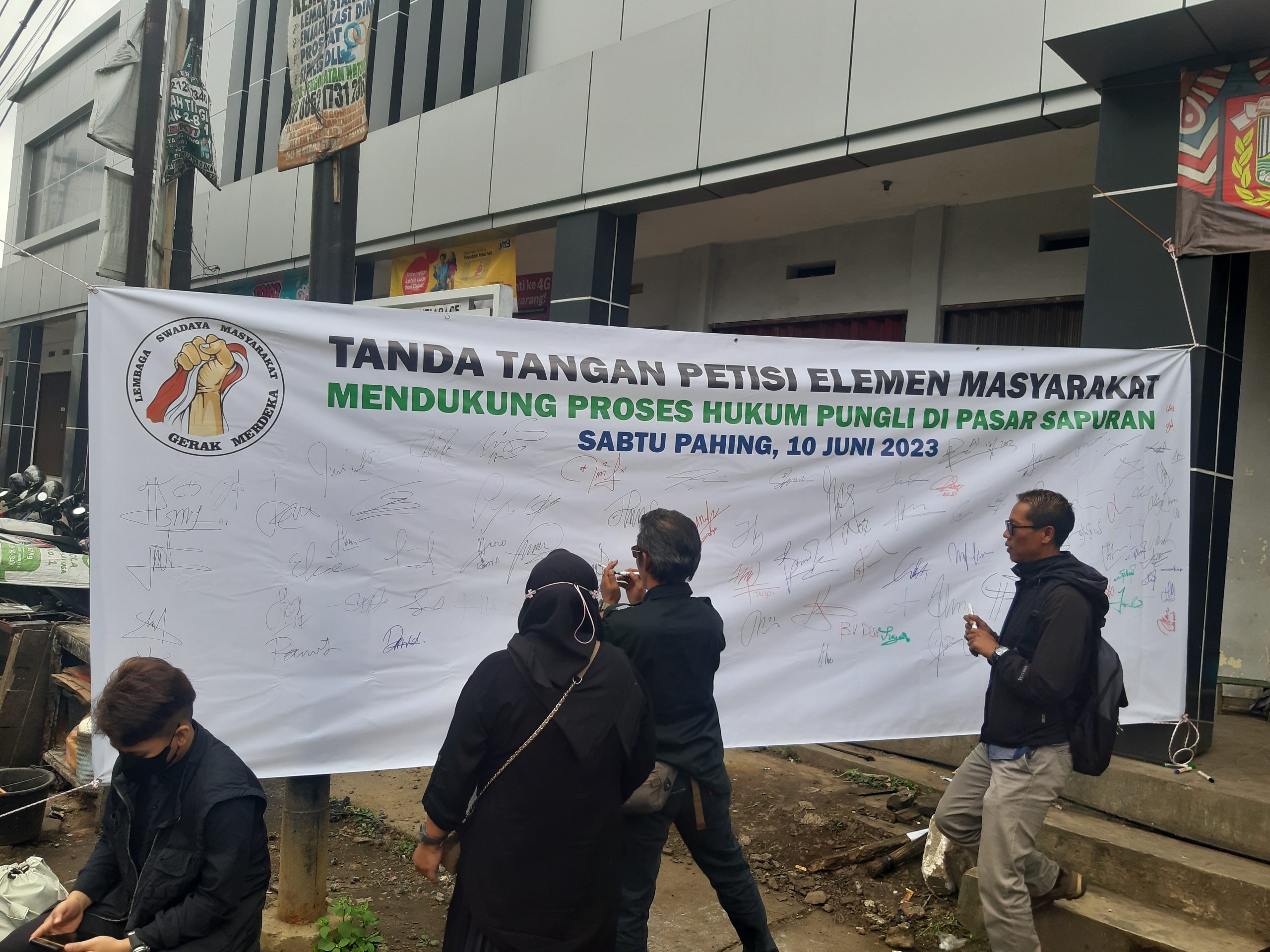 Tanda tangan petisi elemen masyarakat mendukung proses Hukum pungli pasar sapuran. (Foto : Dok.Ilham Akbar-Suara Utama.ID)